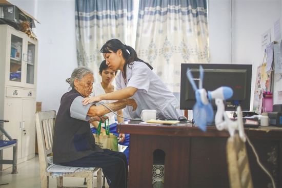 白沙南開鄉(xiāng)衛(wèi)生院全科醫(yī)生在給病人看病。海南日報記者 袁琛 攝(資料圖)
